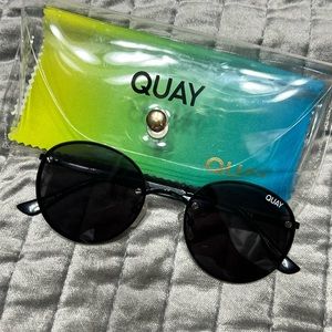 Like new round Quay Farrah sunglasses